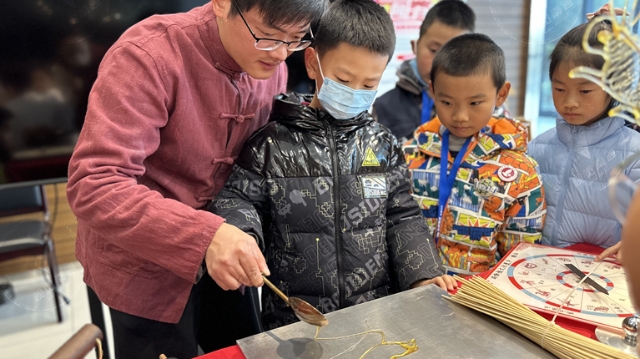 視頻|“好甜的年味兒！”江海小記者體驗(yàn)巧手做糖畫