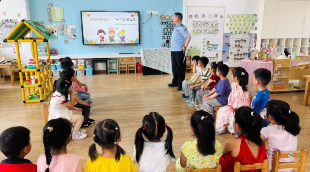 啟東呂四警方為幼兒送上交通安全“啟蒙課”